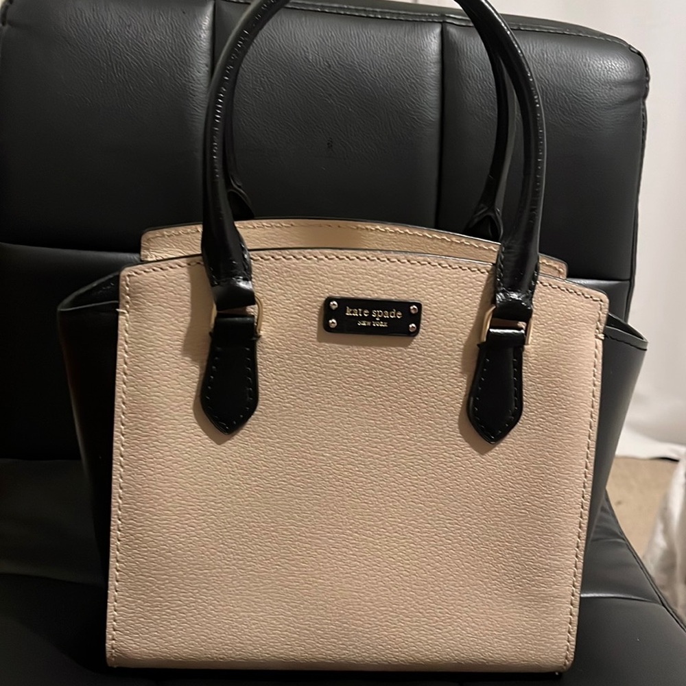 (copy) Kate spade bag. Like new condition. I never use it.